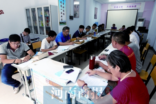 消費(fèi)者代表和旁聽(tīng)人員走進(jìn)社區(qū)，聽(tīng)取市民關(guān)于鄭州地鐵的意見(jiàn)和建議