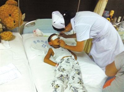 昨日傍晚，山西省眼科醫(yī)院醫(yī)生給斌斌點(diǎn)了兩次“眼藥水”。