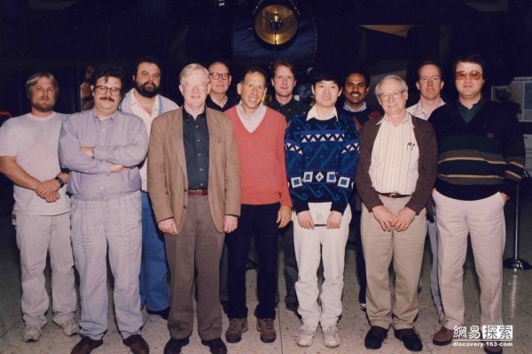 圖為照顧旅行者的工作人員。