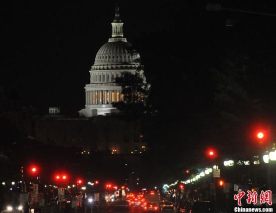 入夜后國會(huì)山前警燈一片，加強(qiáng)警戒。中新社發(fā) 德永健 攝