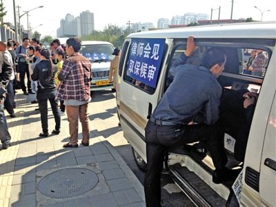 昨日，朝陽(yáng)區(qū)看守所門(mén)前有人排隊(duì)。大門(mén)外還停有多輛寫(xiě)有“律師會(huì)見(jiàn)”字樣的車(chē)。