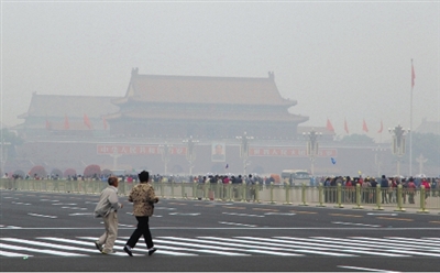 9月29日，游客行走在天安門廣場西側(cè)路上，當日霧霾嚴重。