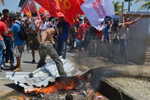 當(dāng)?shù)貢r(shí)間10月21日，巴西里約熱內(nèi)盧近海一座油田舉行開采權(quán)競(jìng)標(biāo)，引發(fā)示威者抗議，與負(fù)責(zé)安保的大量配槍巡邏士兵發(fā)生沖突。 CFP