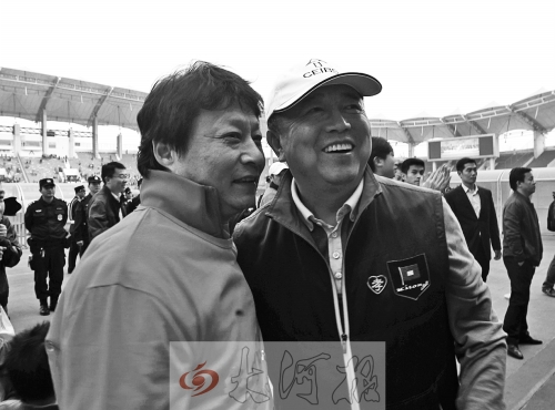 比賽結(jié)束后，老胡熱情擁抱老唐。