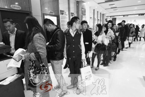 昨天,除復(fù)印材料處有新人排隊(duì)外,金水區(qū)民政局婚姻登記處大廳內(nèi)處未見新人排隊(duì)的火爆場(chǎng)景。