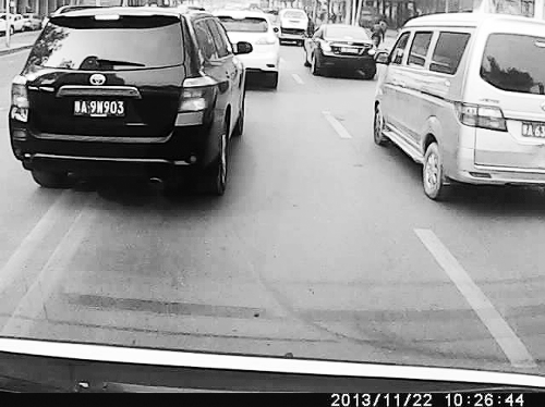 這輛黑色車輛不避讓執(zhí)行緊急任務的救護車，并壓著雙黃線變更車道。唐韜/圖