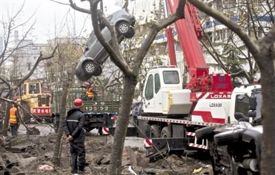 輸油管道爆炸后，搶修人員將被炸毀的車(chē)輛運(yùn)出現(xiàn)場(chǎng)。