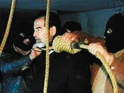 警衛(wèi)給薩達姆套上絞刑工具。