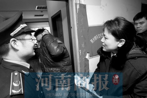 城管巡回法庭法官，到因違反城市管理的受罰當(dāng)事單位送傳票