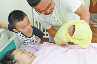 一家四口其樂融融，但二孩證卻讓男主人操心。