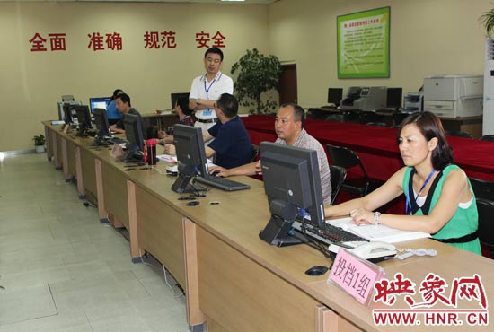 今年我省高招錄取工作正在平穩(wěn)正常開展，圖為投檔組工作人員。