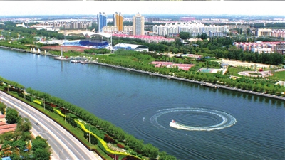 清澈的運(yùn)河水及兩岸綠色。