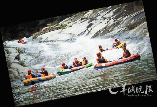 　　湖北紅安縣,游客在對(duì)天河漂流。