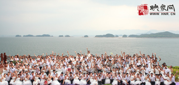 初夏喜宴八方客,千島笑迎粉佳人。