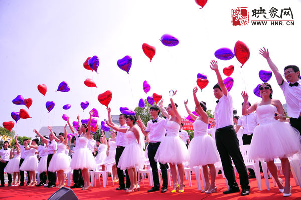 初夏喜宴八方客,千島笑迎粉佳人。