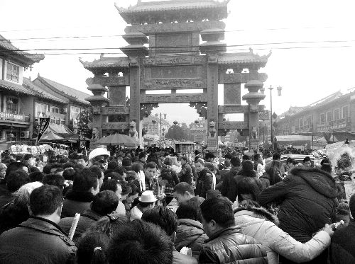 比春運(yùn)更擠的地方是?？h廟會(huì)(組圖)