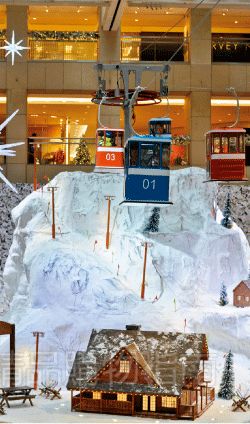 為了別出心裁,商場(chǎng)不惜花重金在商場(chǎng)里打造冰雪世界。