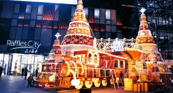 北京商場(chǎng)做圣誕裝飾,越來(lái)越花血本。