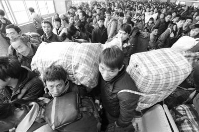 　　火車站人滿為患。新華社發(fā)