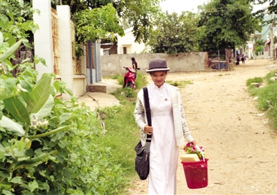 美奈漁村內(nèi),放學(xué)歸來(lái)的女學(xué)生。　拍者　談海敏