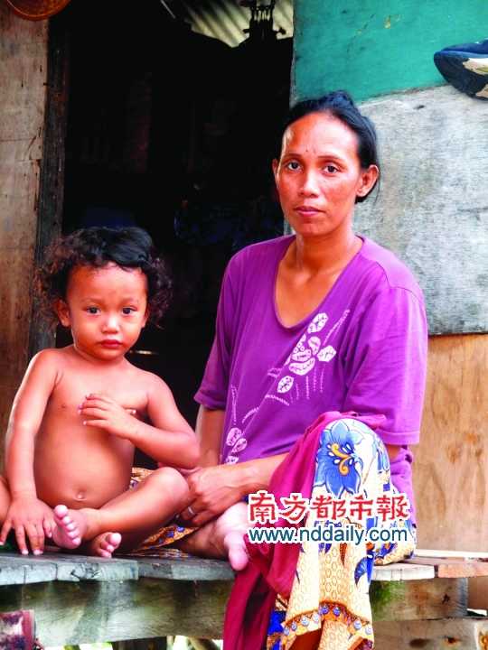 小木屋邊的母子。