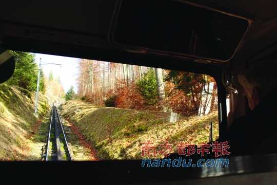 小火車一路向上，沖破云層，豁然開朗，乘客們的歡呼聲適時響起，一切漸入佳境。