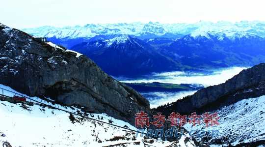  齒軌火車在皮拉圖斯山上穿行，如同紅色的龍在山中游弋。