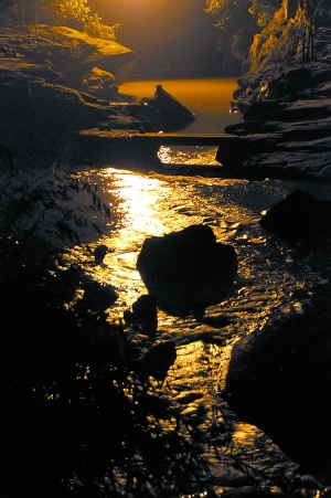 　　夜幕下古鎮(zhèn)江邊。　