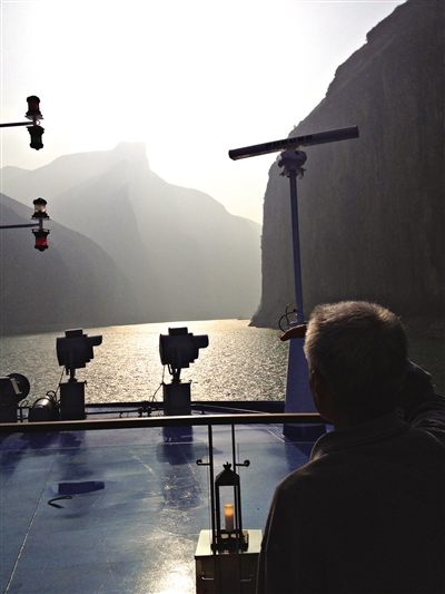 　　游客在游輪上遠(yuǎn)眺三峽風(fēng)光。