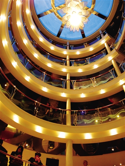 　　上下7層全部打通的大廳。