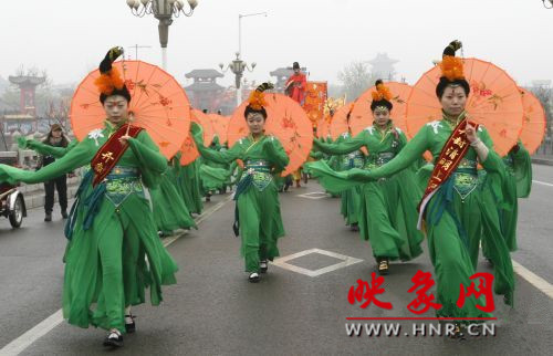 　　3月30日上午,開封市舉行2013中國(開封)清明文化節(jié)踏春巡游活動。　 　　