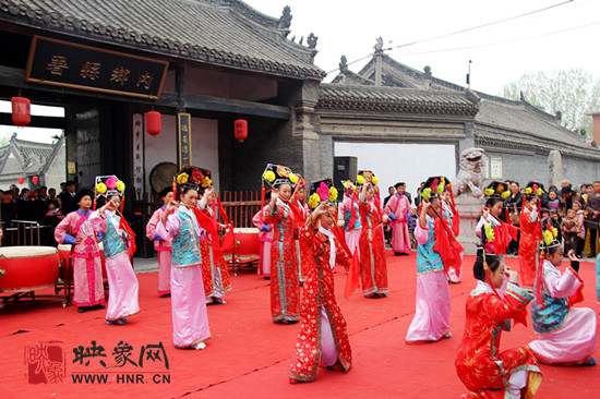 游客參觀清明小長(zhǎng)假新推出的本土特色節(jié)目《鼓樂迎賓》。