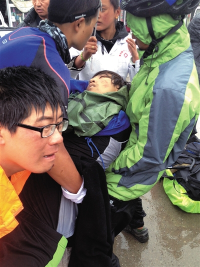 事發(fā)后,有驢友幫忙救治李翔(中)。驢友供圖