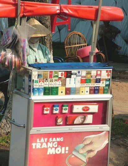 　煙攤，越南街頭隨處都是這樣的流動小攤。