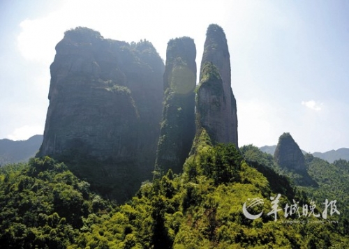 江郎山以“三爿石”著稱,三爿高約319米的巨石凌空而起。