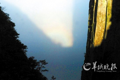 武功山四絕之一的“云海佛光”在大雨過后出現(xiàn)。