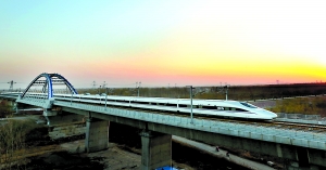 　　京廣高鐵連通南北大動(dòng)脈。