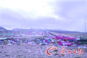 沿途遍地可見的五彩經(jīng)幡。