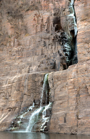 帶你走進5A景區(qū)“新兵”龍?zhí)洞髰{谷 帶你走進5A景區(qū)“新兵”龍?zhí)洞髰{谷