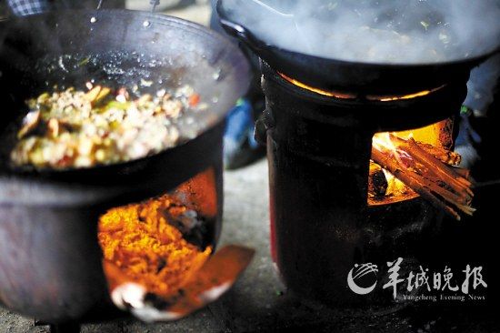 　　吃幾頓土家飯,喝幾杯土家酒,嘗幾塊土家肉。