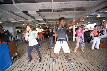 　　游客在“海娜號(hào)”郵輪甲板上共舞。