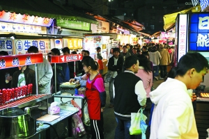 　　品味臺灣,又怎能錯(cuò)過那些親民夜市。