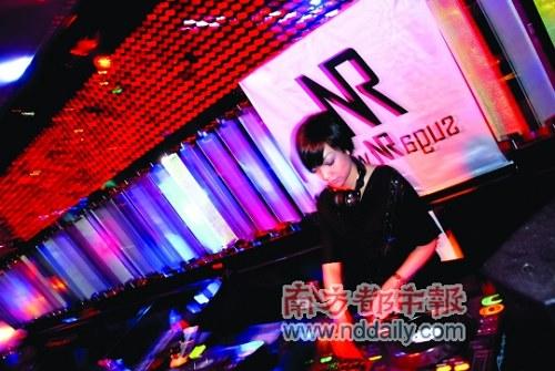 在戶外聽(tīng)電子音樂(lè)與在夜店聽(tīng)的感覺(jué)肯定不同 在戶外聽(tīng)電子音樂(lè)與在夜店聽(tīng)的感覺(jué)肯定不同