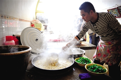 榆林的羊雜湯總是要加上大量的粉條。