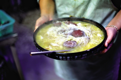 酸菜燉血腸是長白山一帶常見的菜品,有著東北地區(qū)典型的質(zhì)樸、實(shí)在的風(fēng)格。