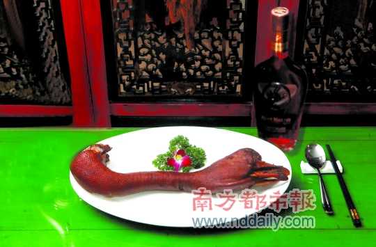 人頭馬誠印干邑白蘭地是高端宴席的佐餐佳釀，圖為鹵水老鵝頭