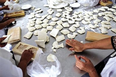 面花是黃驊最有特色的一種面食，常見于各種禮事和節(jié)日宴席上，充滿了儀式感。