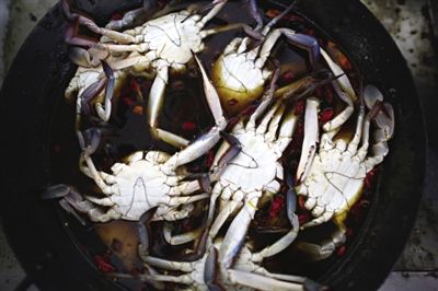 青蟹需用鹽水腌漬8個小時。