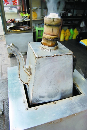 青巖古鎮(zhèn)的糕粑稀飯。