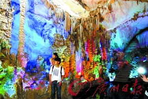 五光十色的封開(kāi)龍山溶洞步移景換,令人贊嘆。